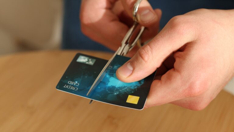 Pourquoi jeter ou découper votre carte bancaire périmée est une mauvaise idée ?