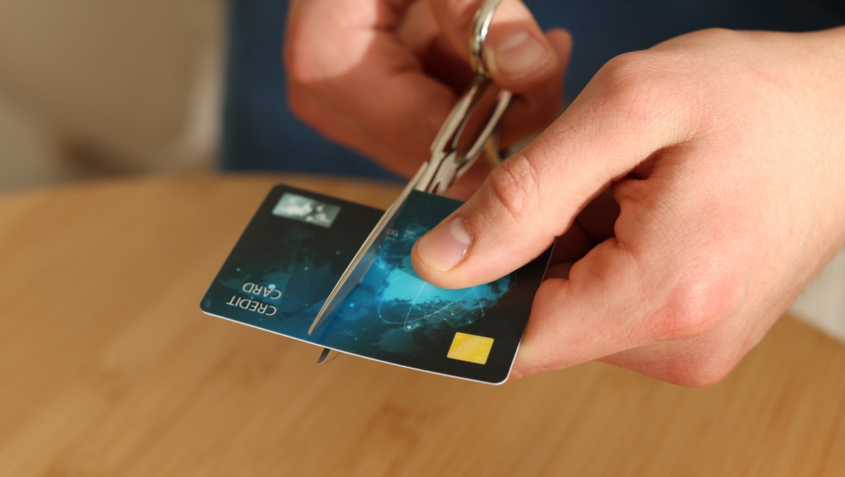 Pourquoi jeter ou découper votre carte bancaire périmée est une mauvaise idée ?