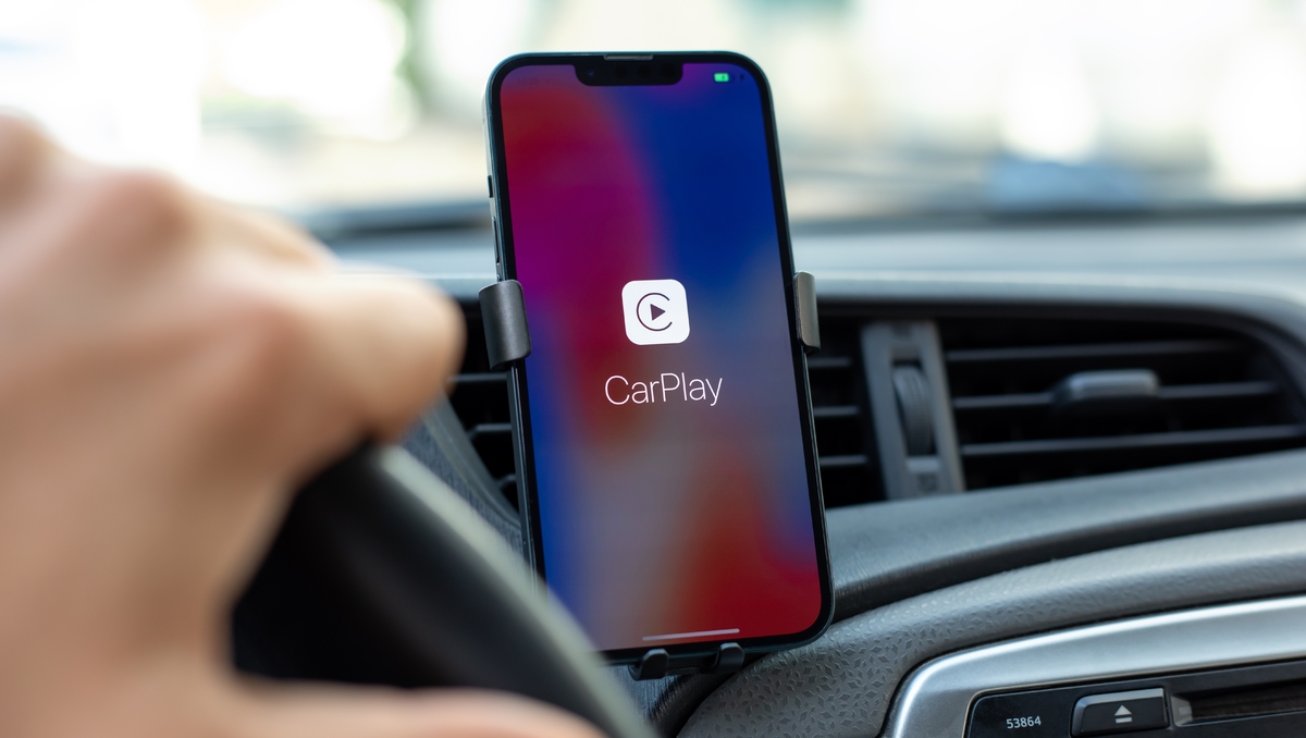 CarPlay et vidéos en voiture : un danger juridique méconnu pour les automobilistes français