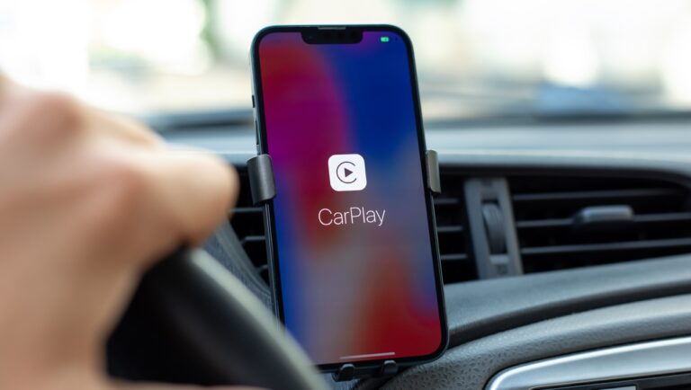 CarPlay et vidéos en voiture : un danger juridique méconnu pour les automobilistes français