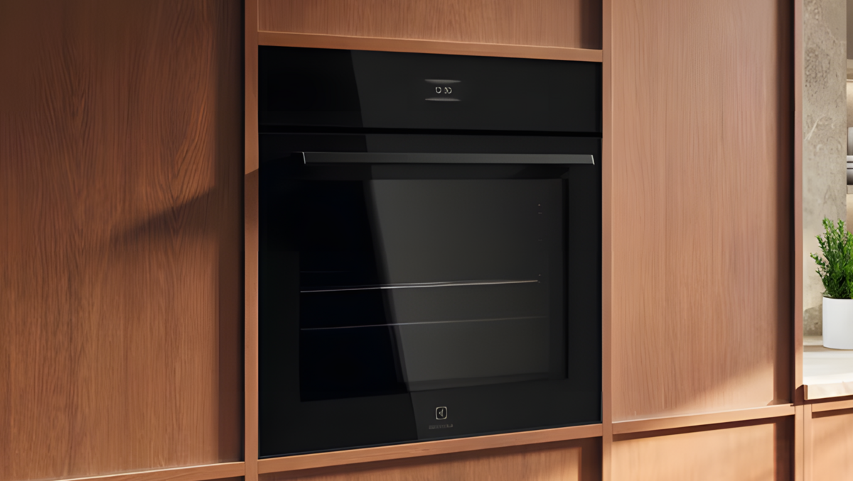 Ce four encastrable Electrolux atteint 340°C pour des pizzas parfaites en quelques minutes
