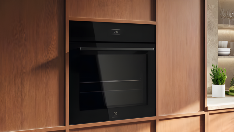 Ce four encastrable Electrolux atteint 340°C pour des pizzas parfaites en quelques minutes