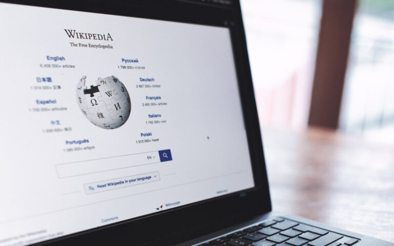 Wikipedia maintient son veto sur l&rsquo;IA, mais ouvre une porte inattendue