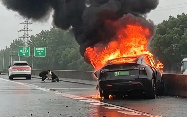 Tesla Model Y en flammes après un aquaplaning : l&rsquo;incroyable sauvetage sur une autoroute chinoise