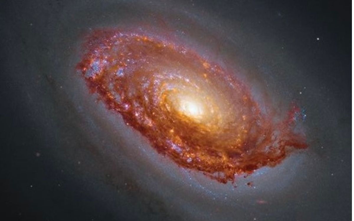 La Galaxie de l'Œil noir dévoilée : quand Hubble et James Webb unissent leurs pouvoirs