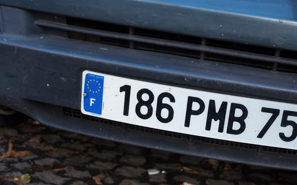Protéger vos données d’immatriculation : une fuite massive de 905 000 plaques menace les Français, voici comment éviter les arnaques