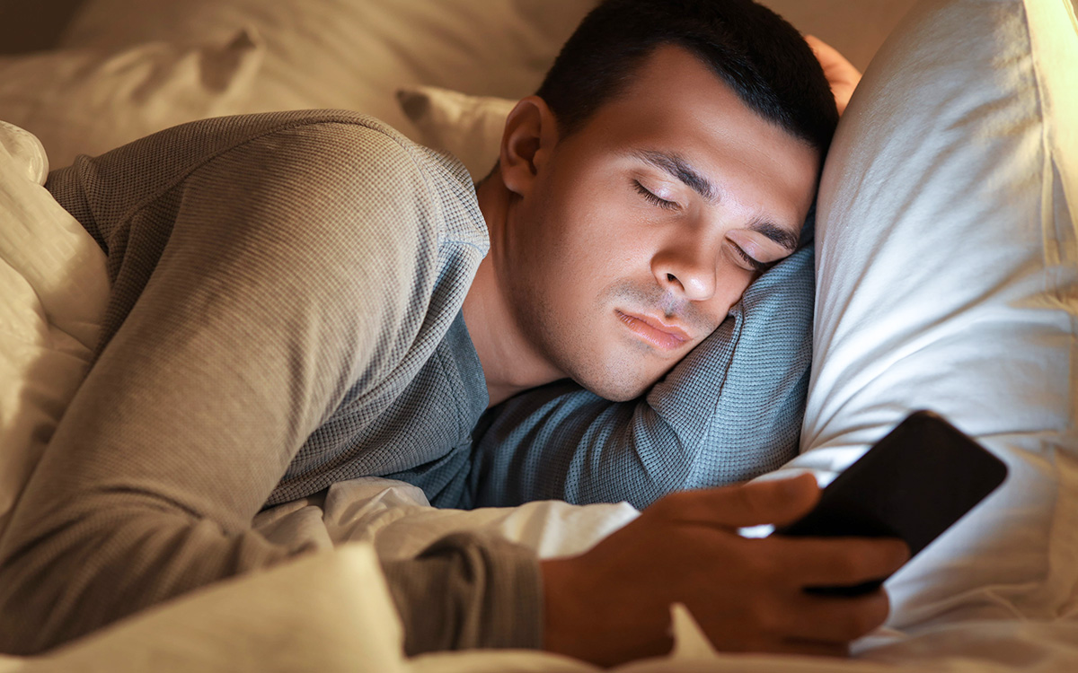 L’addiction nocturne au smartphone : comment vos nuits s’effondrent et votre cerveau en paie le prix